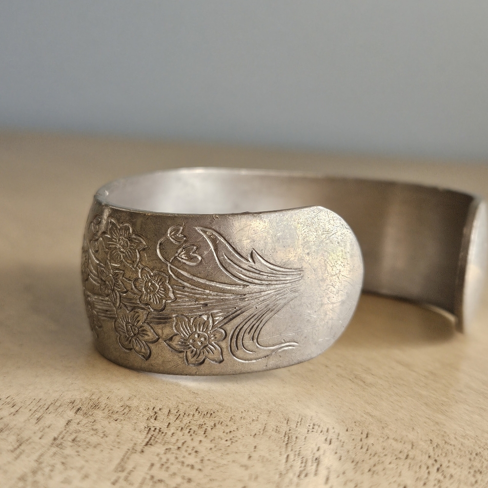 Vintage Wide Cuff Floral Engraved Bracelet Signed Narcissus 900-12 Kirk Pewter - Picture 8 of 10